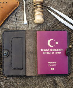 Hiroshi – Tilla Leather Craft [Hakiki Crazy Horse Deri, El Yapımı, Kişiselleştirilebilir] Pasaport Kılıfı