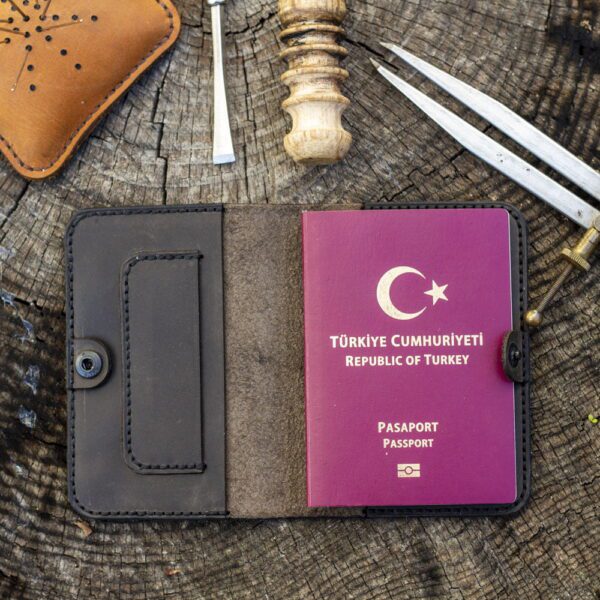 Hiroshi – Tilla Leather Craft [Hakiki Crazy Horse Deri, El Yapımı, Kişiselleştirilebilir] Pasaport Kılıfı