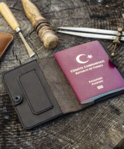 Tilla Leather Craft - Hiroshi – Tilla Leather Craft [Hakiki Crazy Horse Deri, El Yapımı, Kişiselleştirilebilir] Pasaport Kılıfı | Hakiki Deri El Yapımı Aksesuar, Cüzdan, Genel