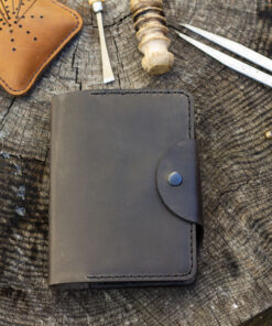 Tilla Leather Craft - Tatsuo – Tilla Leather Craft [Hakiki Deri, El Yapımı, A6, Kişiselleştirilebilir] Not Defteri Kılıfı | Hakiki Deri El Yapımı Ajanda, Aksesuar, Erkek, Genel, Kadın