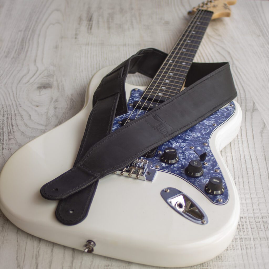 Tilla Leather Craft - Ritsu – Tilla Leather Craft [Hakiki Crazy Horse Deri, Kişiselleştirilebilir, El Yapımı] Gitar Askısı | Hakiki Deri El Yapımı Aksesuar, Dekorasyon, Erkek, Genel, Kadın