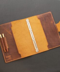 Tilla Leather Craft - Miyamoto – Tilla Leather Craft [Hakiki Deri, El Yapımı, A4 Mekanizmalı, Kişiselleştirilebilir] Dosya Kılıfı | Hakiki Deri El Yapımı Ajanda, Aksesuar, Erkek, Genel, Kadın