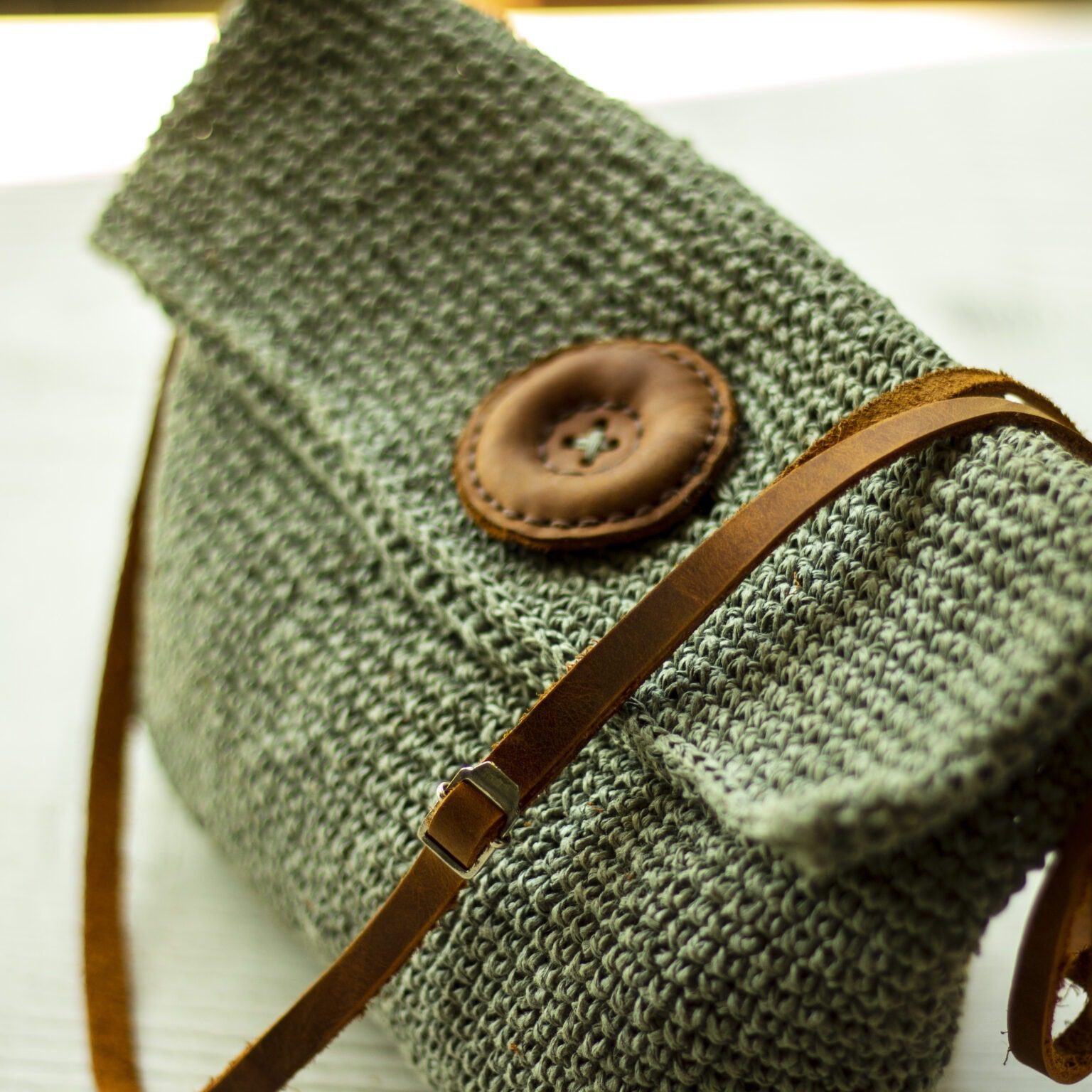 Deri Düğmeli Kağıt İp Omuz Çantası (Astarsız) - El Örgüsü