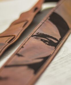 Tilla Leather Craft - Ritsu – Tilla Leather Craft [Hakiki Crazy Horse Deri, Kişiselleştirilebilir, El Yapımı] Gitar Askısı | Hakiki Deri El Yapımı Aksesuar, Dekorasyon, Erkek, Genel, Kadın