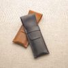 Akio – Tilla Leather Craft [Hakiki Crazy Horse Deri Kalemlik, El Yapımı, Özelleştirilebilir] Kalemlik