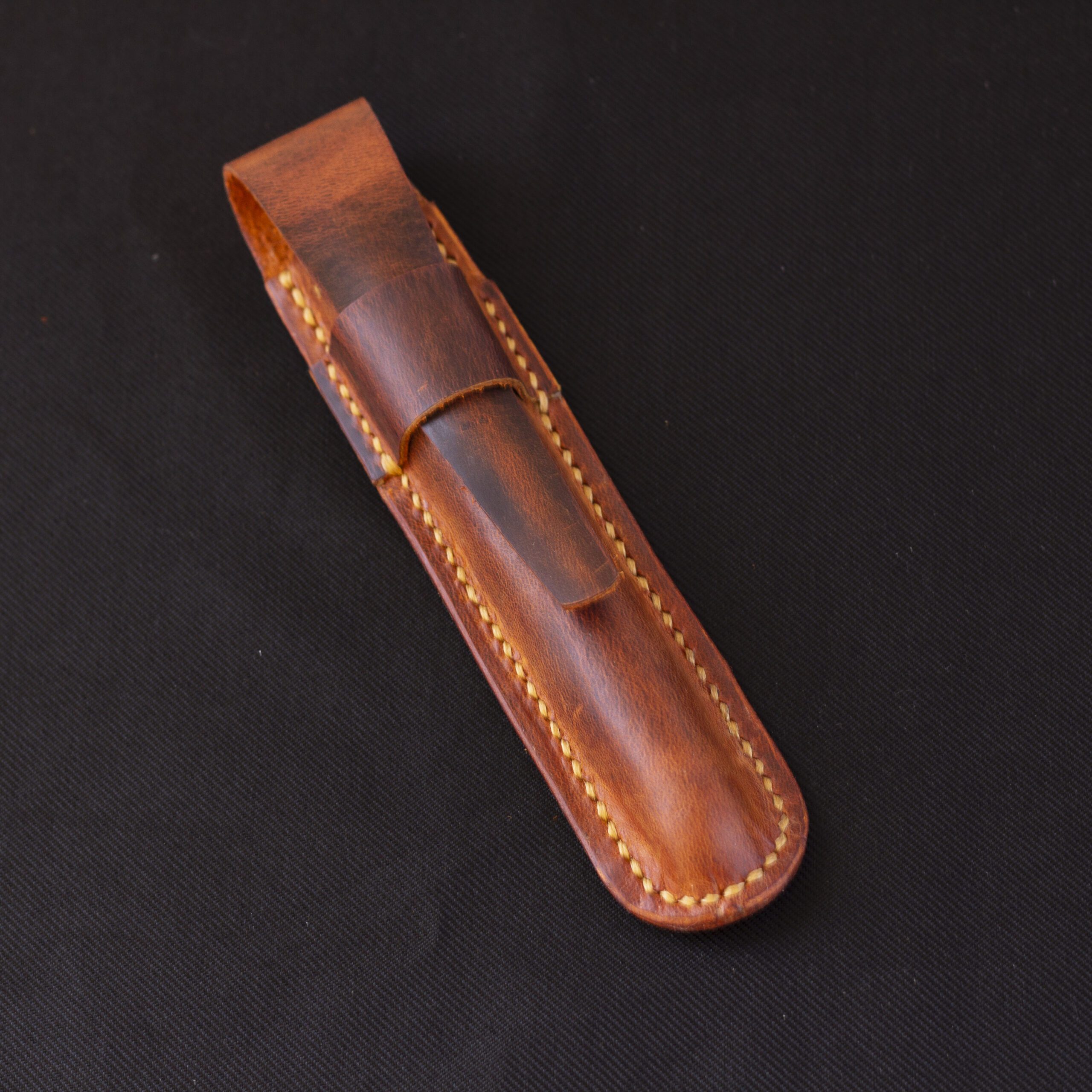 Kizuna – Tilla Leather Craft (Unisex, Hakiki Crazy Horse Deri, Tek Bölmeli Kalemlik)