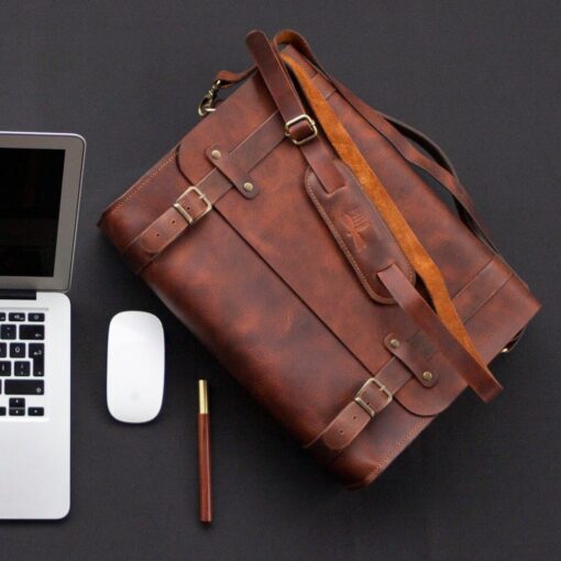 Yuuga – Tilla Leather Craft (Unisex, Yastıklı Omuz Askısı, El yapımı Frisco Camel Hakiki Deri 13" Laptop / Evrak Çantası)