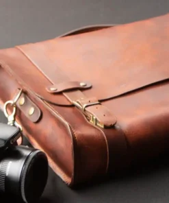 Tilla Leather Craft - Yuuga – Tilla Leather Craft (Unisex, Yastıklı Omuz Askısı, El yapımı Frisco Camel Hakiki Deri 13″ Laptop / Evrak Çantası) | Hakiki Deri El Yapımı Çanta, Erkek, Genel, Kadın